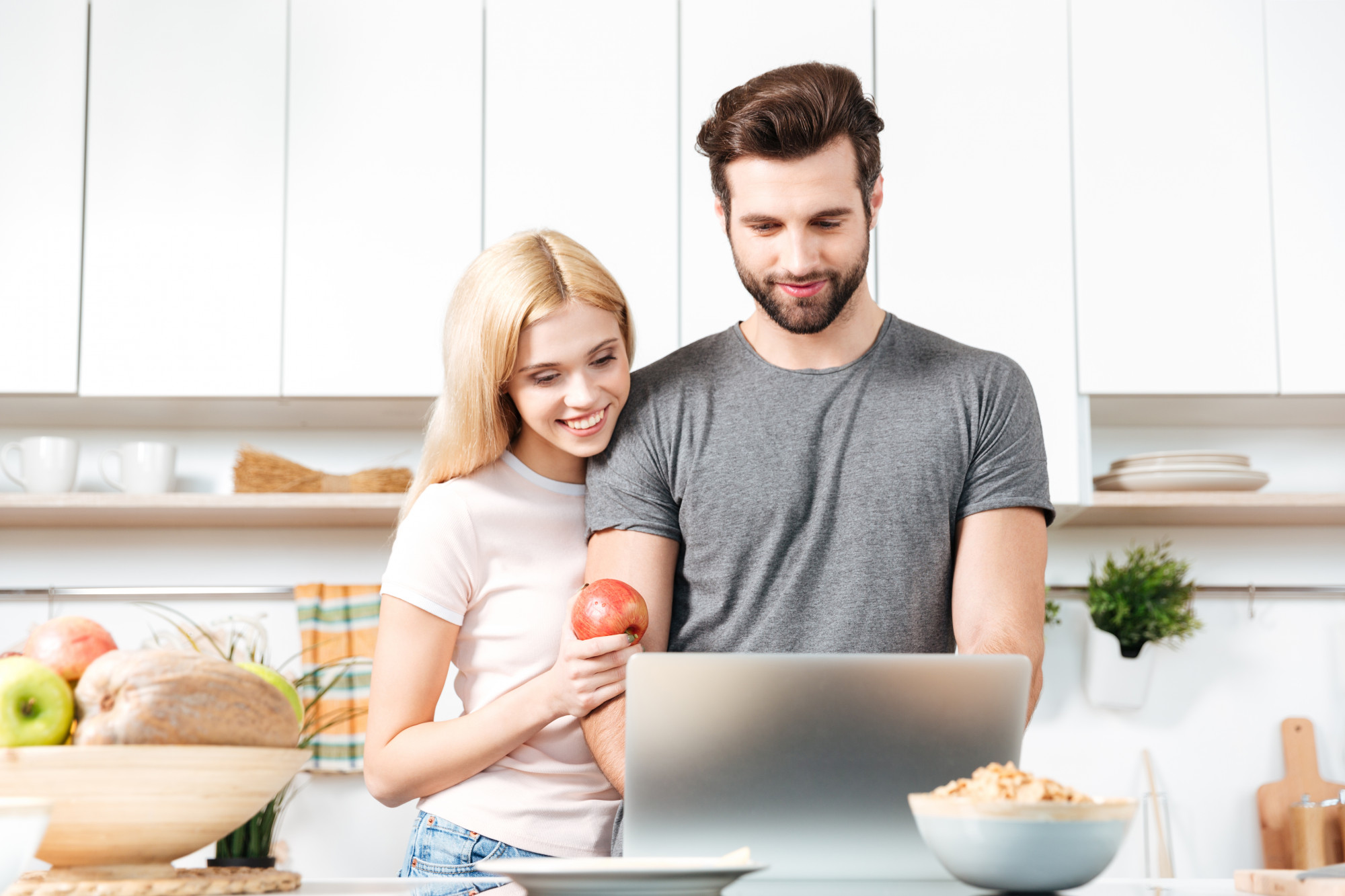 Coppia che segue una lezione di cucina online