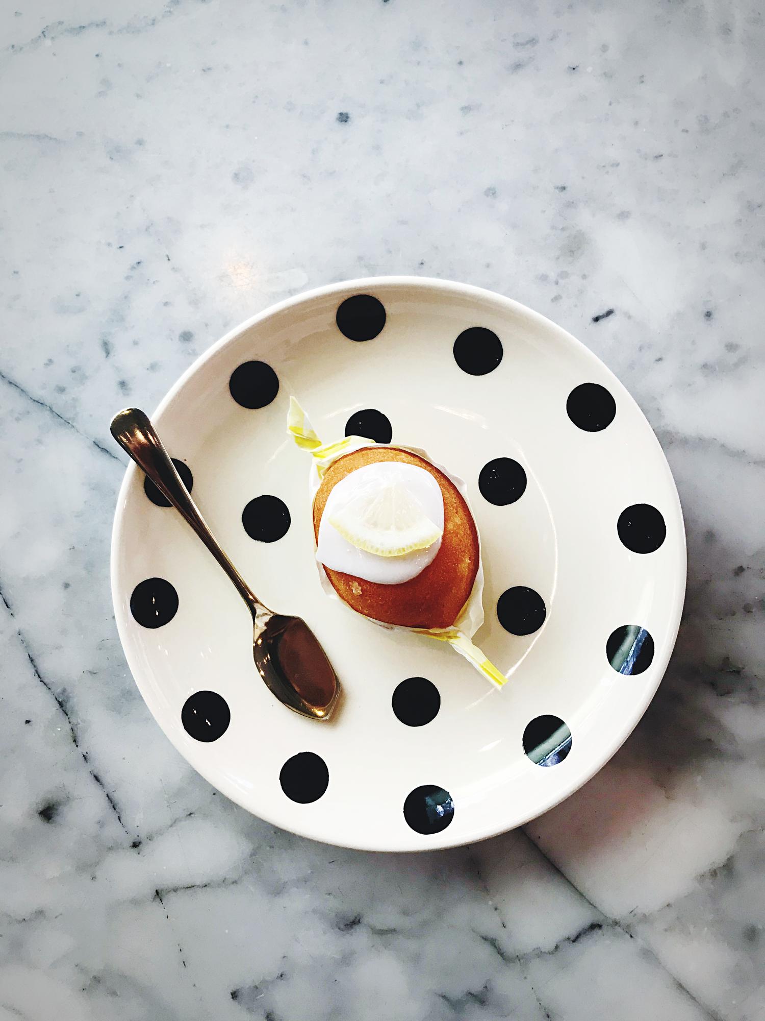 Dettaglio crema al cucchiaio con guarnizione
