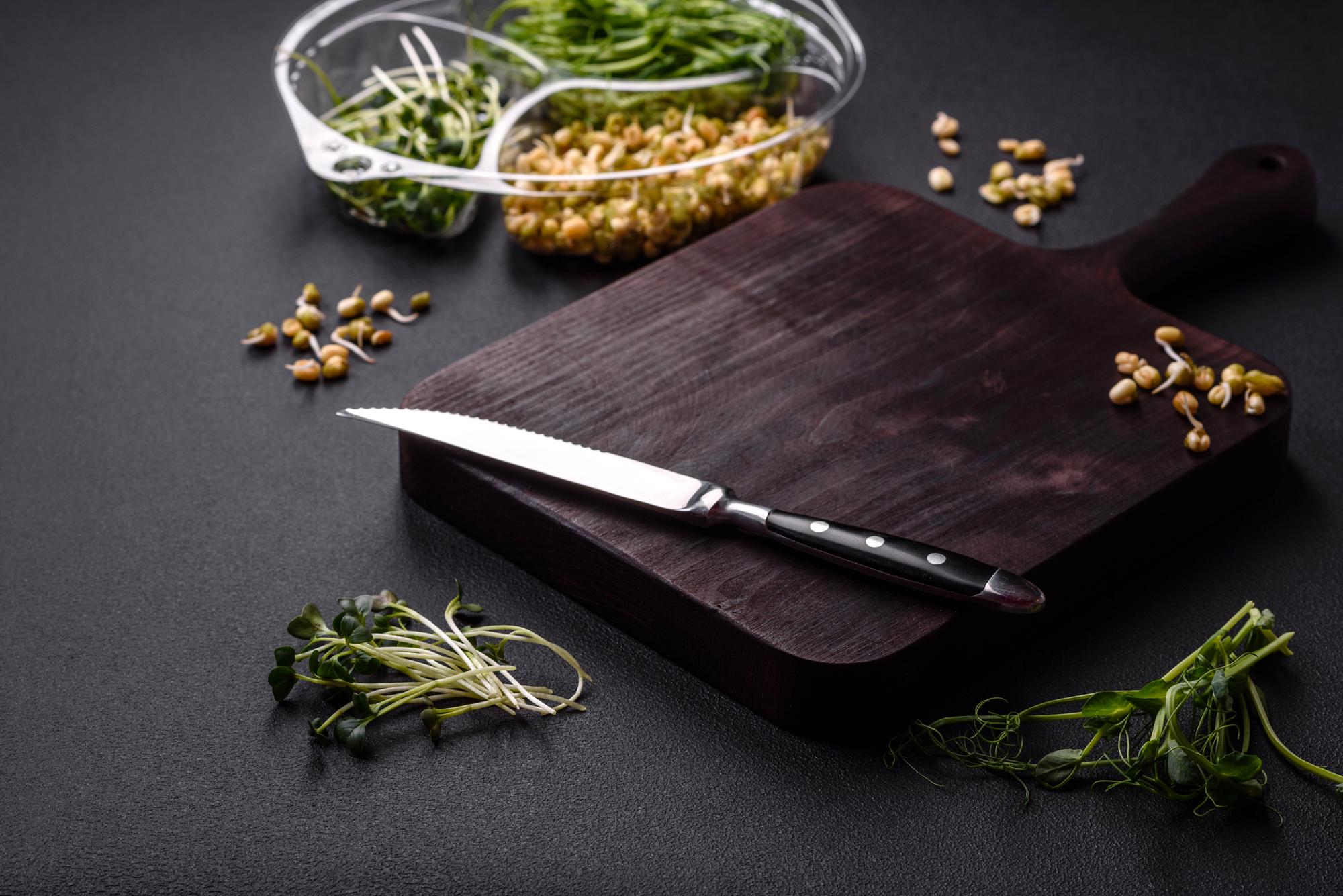 Set di attrezzi da cucina disposti elegantemente